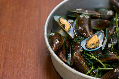 油煮亚洲绿色贝类烹饪食物贝壳盘子海鲜桌子厨房蔬菜贻贝图片