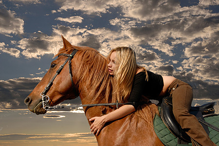 骑马女童天空毛皮金发头发女孩风暴棕色青少年运动幸福图片