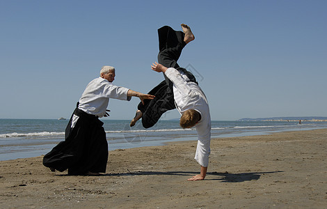 海滩上的合木道运动男人说明成人海洋专注武士训练格斗操作图片