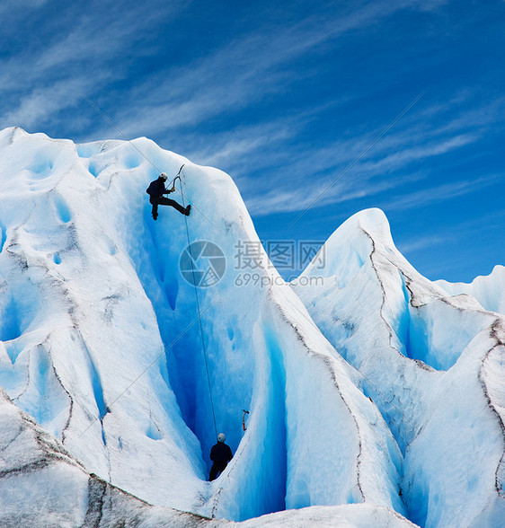 两个男人在帕塔哥尼亚的冰川上攀爬图片