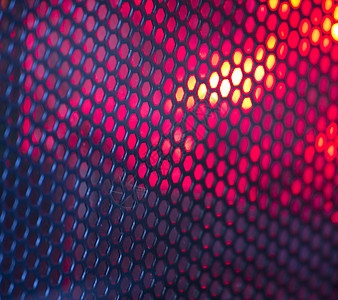 红色铁丝网格栅弯曲光栅化舞蹈丝网电子效果金属爬坡技术图片