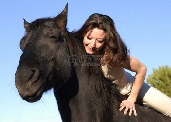 女人和马鬃毛幸福宠物友谊黑色运动朋友微笑太阳女孩图片