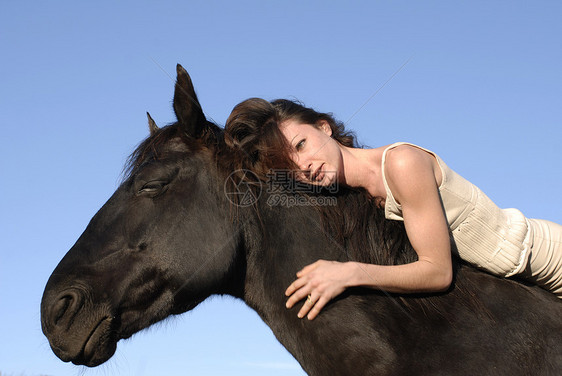 女人和马运动鬃毛黑色太阳女孩动物友谊朋友微笑图片
