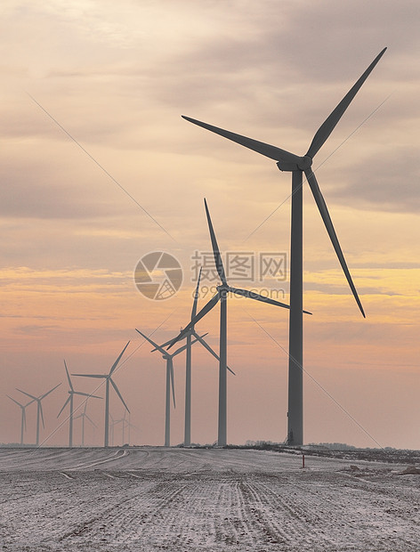 黄昏时的风涡轮环境电机生态涡轮机天空刀片场地日落风车技术图片