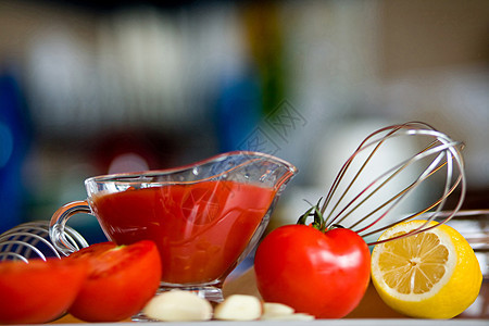 准备番茄香辣酱香气烹饪灯泡餐具果汁食物蔬菜红色饮食黄色图片