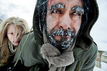 冰冻挣扎的夫妇生存者图片