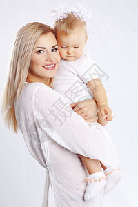 母亲怀着婴儿女性工作室童年衣服女儿孩子快乐幸福女孩育儿图片