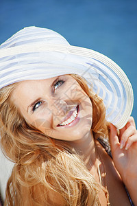 美丽的夏月少女阳光快乐闲暇女孩帽子青年女性头发化妆品海滩图片