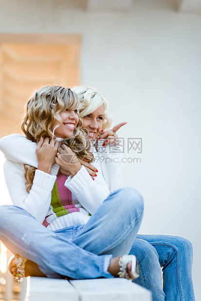 青少年人数青年姐姐友谊金发女郎乐趣幸福头发衣服金发女性图片