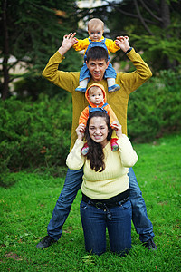 双胞胎父母快乐公园孩子男人青年月份父亲孩子们女士男性家庭图片