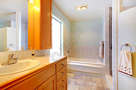 大浴室 有双层水槽和灰地毯浴缸地面淋浴洗澡玻璃毛巾建筑建筑学房间窗户灰色图片