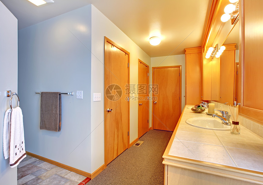 厕所室内有许多门到衣柜 在卫生间内侧有几扇门图片