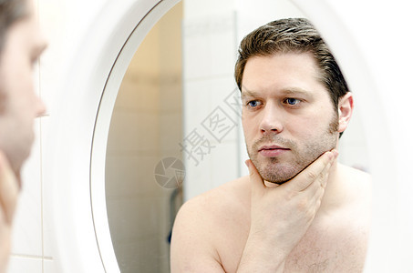 男人看着他的胡子 想着刮剃须浴室镜子胡须皮肤卫生白色刮胡子肩膀护理身体图片