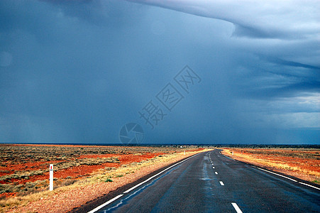 空高速公路多云驾驶公路天空飓风旅行背景图片