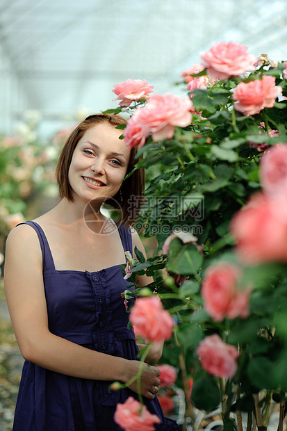 年轻美丽微笑植物群女孩花园喜悦闲暇女性生长女士玫瑰图片
