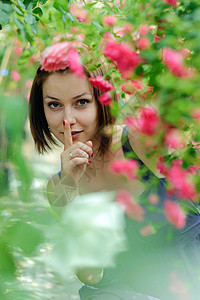 保守秘密女士手指女孩玫瑰闲暇女性花园生长喜悦微笑图片