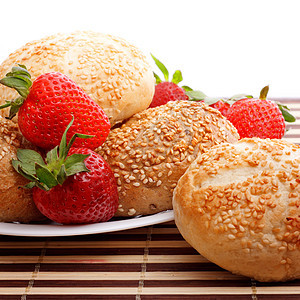 圆包和草莓早餐吃饭食物时间糕点树叶浆果照片餐巾面包图片