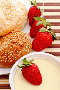 早餐加草莓盘子浆果食品时间奶制品吃饭面包牛奶叶子餐巾图片