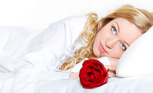 与玫瑰睡在床上的妇女身体思考枕头成人女郎头发女孩女士情人说谎图片