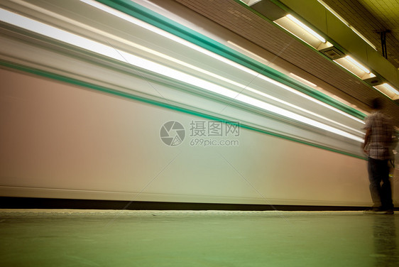 地铁列车起月台地铁站火车隧道通道绿色机车速度运动旅行图片