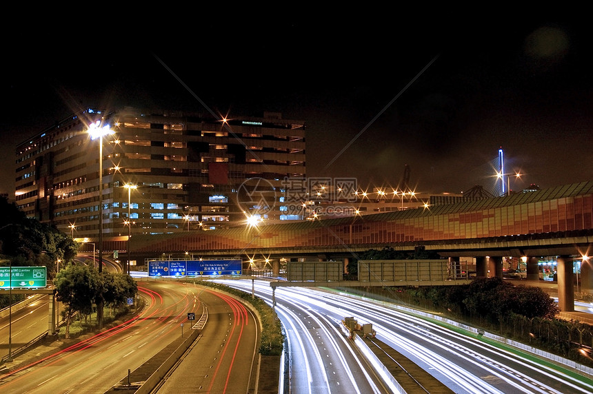 夜间在香港的交通建造行人游客车道路面商业照明街道建筑蓝色图片