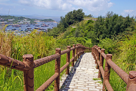 在张洲山峰 徒步前往长洲踪迹远景途径木头人行道路线旅行农村乡村缠绕图片