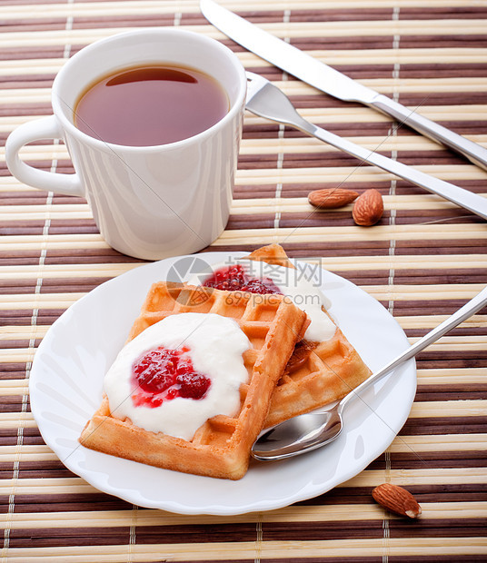 甜点加软松饼餐巾浆果食物晶圆早餐糕点正方形杏仁奶油竹子图片