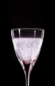 矿物水杯气泡蓝色酒杯流行音乐照片营养酒精飞溅水滴火花图片