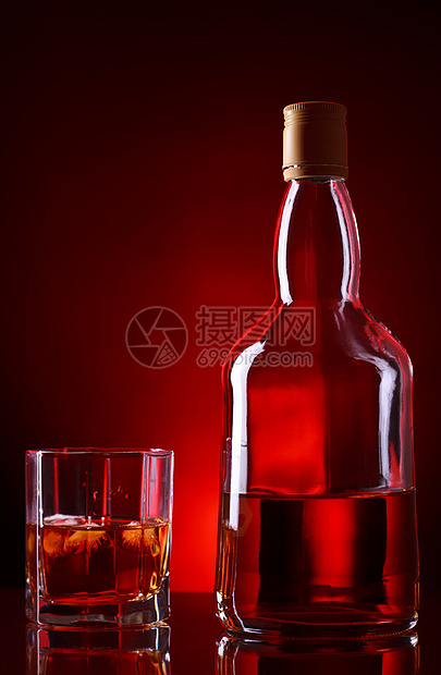 威士忌瓶和玻璃照片桌子插图镜子嘘声琥珀色瓶子酒吧酒精高脚杯图片
