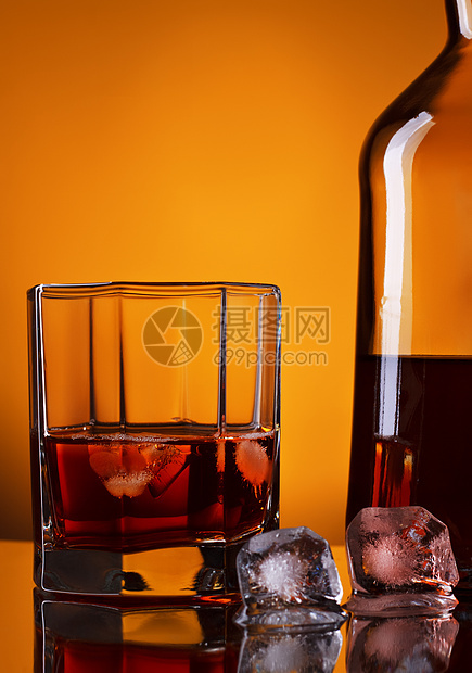 威士忌瓶和玻璃饮料餐厅插图酒精生活酒吧嘘声桌子琥珀色照片图片