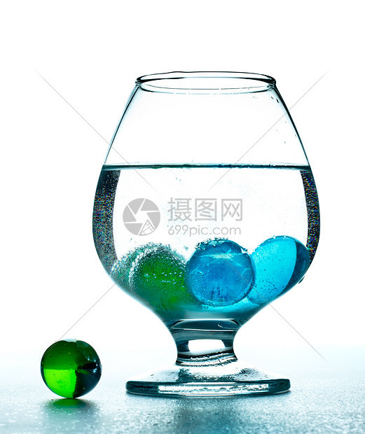 矿物水杯珍珠气泡飞溅水晶蓝色石头生态火花高脚杯嘶嘶图片