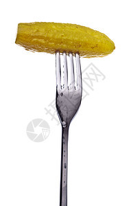 叉子上的Dill Pickle别针调味品生产小吃美食蔬菜美味银器玉米片盘子图片