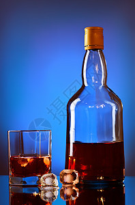 威士忌瓶和玻璃酒吧嘘声镜子精神立方体插图桌子瓶子生活照片图片