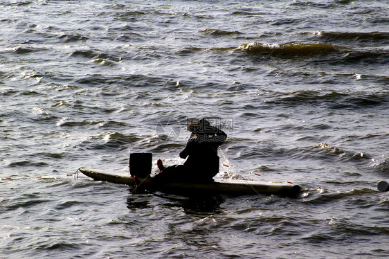 渔民在海上捕渔鱼图片