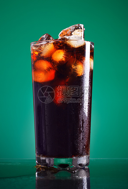 可口可乐玻璃蓝色反射茶点液体气泡苏打碳化流动果汁饮料图片