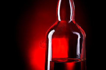威士忌瓶白色玻璃边缘黑色插图红色水平酒精液体饮料图片