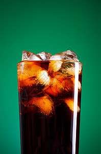 可口可乐玻璃果汁饮食蓝色反射嘶嘶液体气泡碳化生活苏打图片