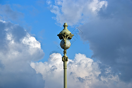 云天背景的古老街灯衰变高度照明邮政城市辉光街道历史性灯柱灯光图片