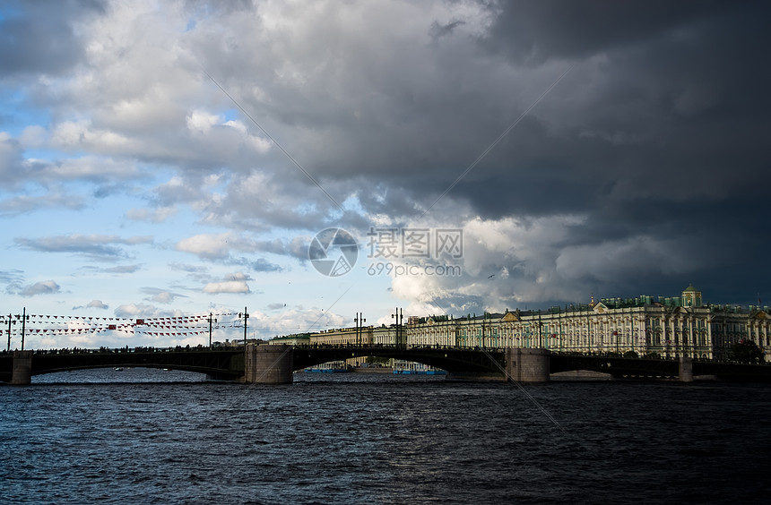 桥上阴暗的乌云图片