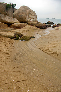 沿海岸的岩石图片