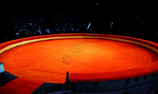马戏团的场景在演讲前从红色材料中呈现出来图片