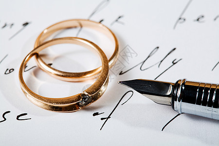 戒指和笔蜜月婚礼文档纪念日订婚宝石已婚钻石金属婚姻图片