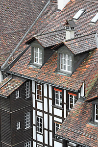 中世纪城市房子屋顶的瓷砖绿色草地陶瓷红色烟道阁楼天空建筑窗户制品图片