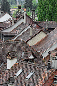 中世纪城市房子屋顶的瓷砖烟道制品红色陶瓷窗户绿色天空阁楼草地建筑图片
