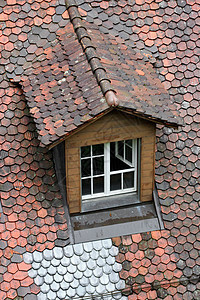 中世纪城市房子屋顶的瓷砖窗户陶瓷烟道建筑阁楼红色天空制品草地绿色图片