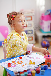 儿童绘画画家女孩幼儿园育儿女性桌子水粉艺术乐趣苗圃图片
