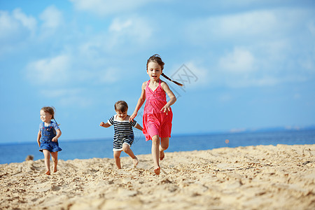 夏间幸福天空闲暇婴儿健康跑步乐趣蓝色海滩育儿图片