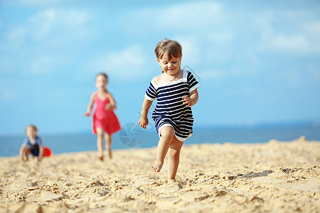 夏间游戏朋友们蓝色自由闲暇孩子女孩们快乐友谊跑步图片