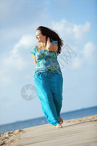 女人睡在沙滩上海岸全图身体青年闲暇享受肥胖头发自由天空图片