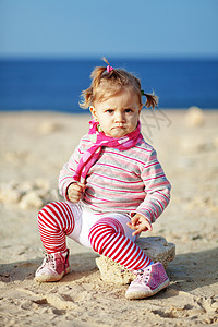 海滩上的孩子闲暇婴儿女孩青年衣服儿童童年围巾女性图片